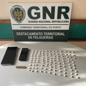 Traficante detido com 120 doses de heroína e cocaína