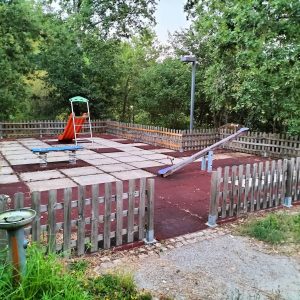 Parque infantil vandalizadado