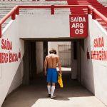 Futeboliosta Solitario a abandonar o estadio 5